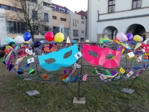 před zámkem v Hranicích vystřídaly vánoční výzdobu Masopustní masky