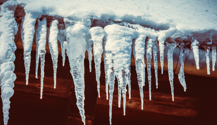 size3-16419041561083-152-kdo-zodpovida-za-padajici-snih-a-led-ze-strech-v-pripade-skody-si-vse-nafotte-radi-odbornik