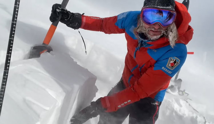 Lavináři z Horské služby při kontrole sněhových vrstev v Jeseníkách