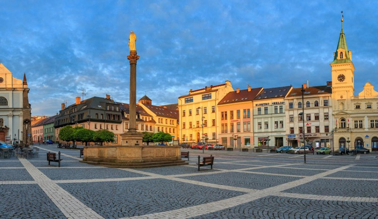 Hluk z dopravy na turnovském náměstí obtěžuje místní. Vyasfaltování se brání město i památkáři