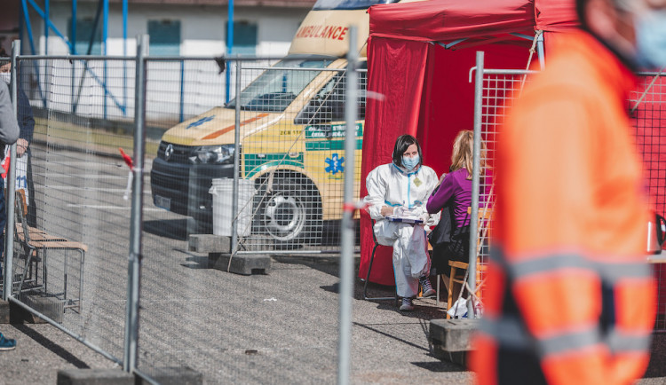 Vyřazená sanitka bude dál užitečná. Poslouží Českému červenému kříži