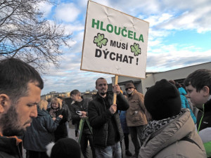 Patnáct set lidí je proti výstavbě u lesoparku Houčela. Odmítají kšefty s územním plánem