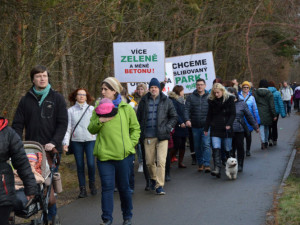 Patnáct set lidí je proti výstavbě u lesoparku Houčela. Odmítají kšefty s územním plánem