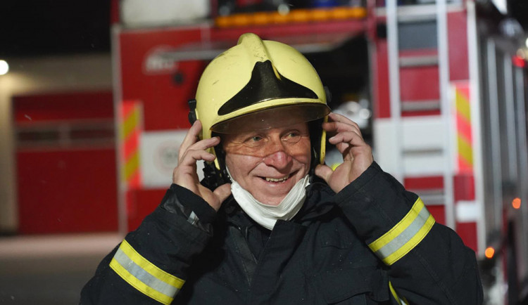 Do civilu po 42 letech. Šumperští hasiči se dojemně loučili s usměvavým rekordmanem