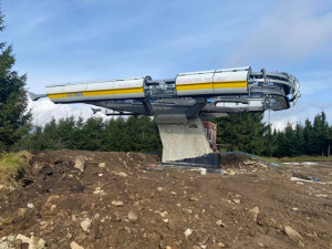 Spuštění nové lanovky na Červenohorském sedle má zpoždění. Stavbu zbrzdil covid