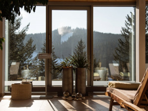 Z lyží do bazénu, sauny a na frgály. Užijte si zimu ve Velkých Karlovicích