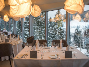 Z lyží do bazénu, sauny a na frgály. Užijte si zimu ve Velkých Karlovicích