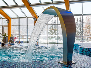 Z lyží do bazénu, sauny a na frgály. Užijte si zimu ve Velkých Karlovicích