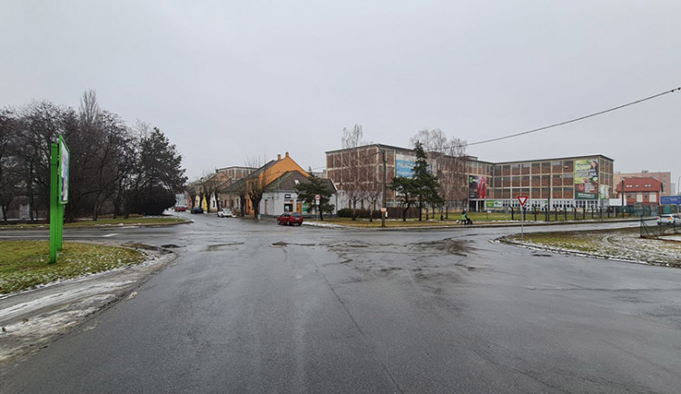 Příjezd na křižovatku se silnicí I/55 od Dluhonic, provoz zde bude nově řešit okružní křižovatka