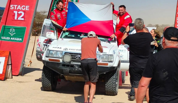 Rudolf Lhotský (vlevo) se Zdeňkem Ondráčkem na Dakaru 2022