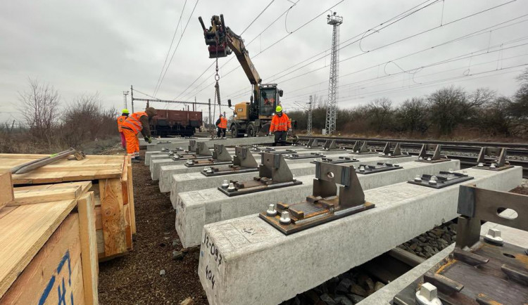FOTOGALERIE: Provoz u Prosenic se po nehodě vlaků obnoví příští týden. Výhybka už dorazila