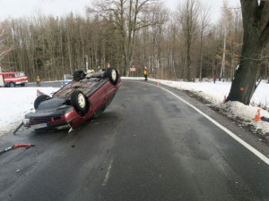Mladá řidička jela u Zlatých Hor příliš rychle, nezvládla zatáčku a skončila na střeše