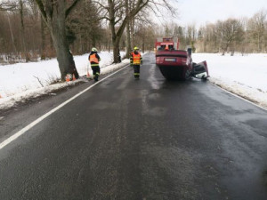 Mladá řidička jela u Zlatých Hor příliš rychle, nezvládla zatáčku a skončila na střeše