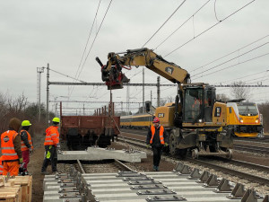 FOTOGALERIE: Provoz u Prosenic se po nehodě obnoví příští týden. Výhybka už dorazila