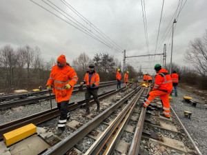 FOTOGALERIE: Provoz u Prosenic se po nehodě obnoví příští týden. Výhybka už dorazila