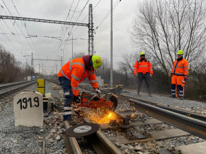 FOTOGALERIE: Provoz u Prosenic se po nehodě obnoví příští týden. Výhybka už dorazila