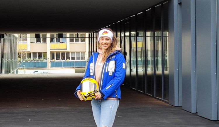 Skeletonistka Anna Fernstädtová s přilbou, kterou pro ni vyrobil úspěšný lyžař ze Šumperska Ondřej Bank