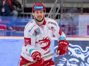 Obránce českého národního týmu Tomáš Kundrátek v dresu třineckých Ocelářů