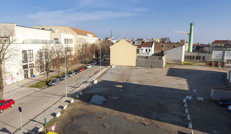 Prostějov chce prodat pozemky po bývalé sodovkárně v centru. Opozice se zlobí