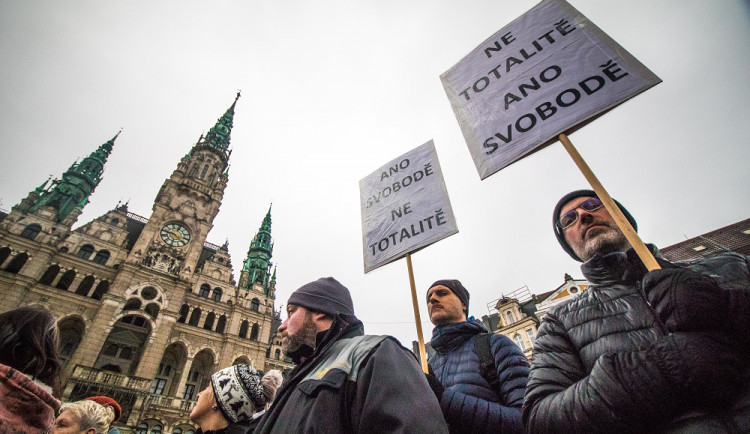 Proti pandemickému zákonu a za život bez podmínek dnes demonstrovali lidé před libereckou radnicí