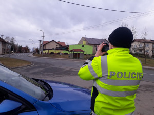 Policisté kontrolovali řidiče. Mercedes se po Olomouci řítil devadesátkou