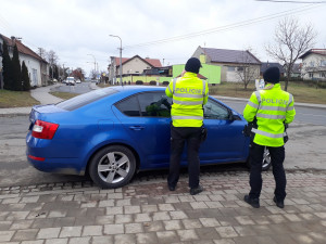 Policisté kontrolovali řidiče. Mercedes se po Olomouci řítil devadesátkou