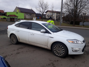 Policisté kontrolovali řidiče. Mercedes se po Olomouci řítil devadesátkou