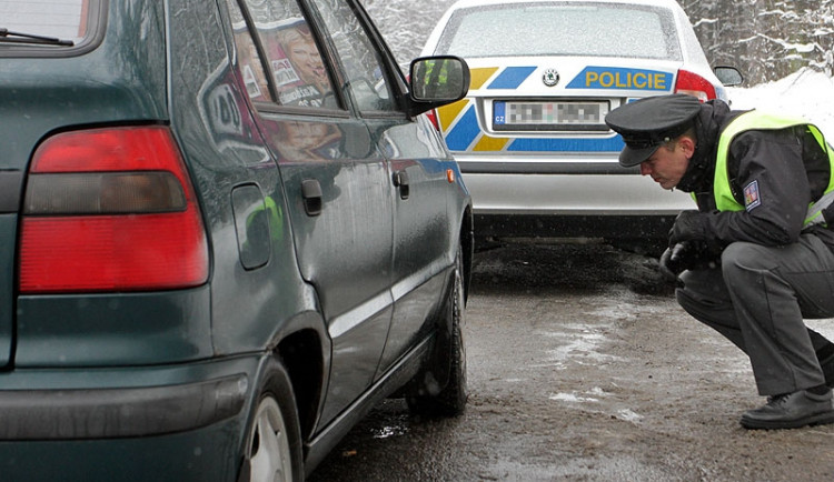 Špatně očištěné auto, letní pneumatiky. Policisté se zaměřili na zimní prohřešky řidičů