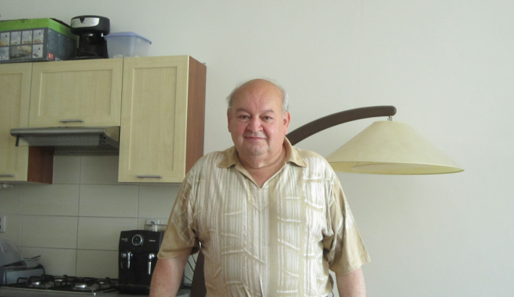 Rodina disidenta Petra Hanzlíka (na snímku) zažila komunistickou perzekuci. Pavla Bureše z bývalé StB Prostějov za to potrestal soud podmínkou