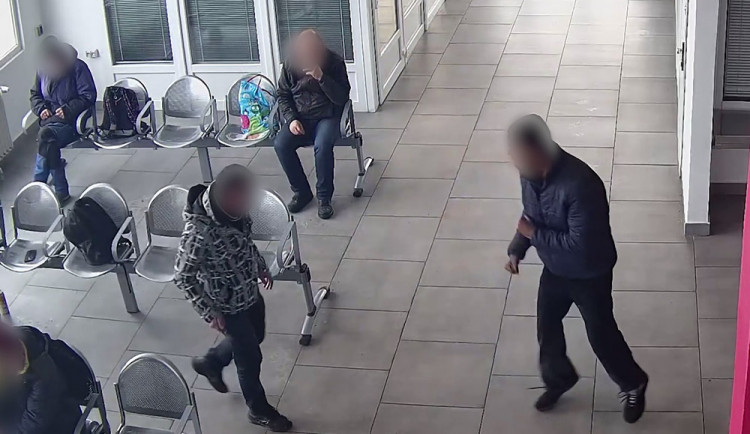 VIDEO: Muž po útoku nožem zkolaboval v autobuse. Kriminalistům pachatel neunikl