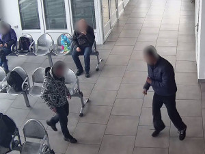 VIDEO: Muž po útoku nožem zkolaboval v autobuse. Kriminalistům pachatel neunikl