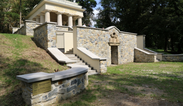 Jihoslovanské mauzoleum v olomouckých Bezručových sadech