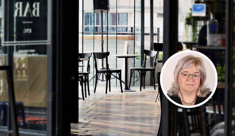 Soud zrušil zákaz vstupu neočkovaných do restaurací. Bylo to ostudné, říká právnička Jana Zwyrtek Hamplová
