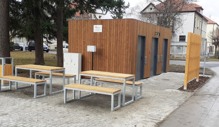 V prostějovském parku najdou lidé v novém zázemí i stánek s občerstvením