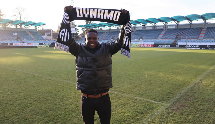 Ishaku Konda je hráčem Dynama. Přichází na hostování s opcí