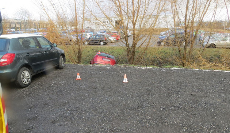 Řidič skončil s autem v potoce, když chtěl zastavit v Mohelnici na parkovišti