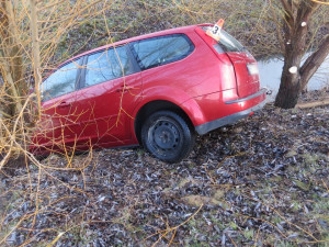 Řidič skončil s autem v potoce, když chtěl zastavit v Mohelnici na parkovišti