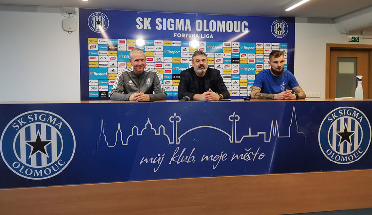 Tisková konference SK Sigma Olomouc. Zleva trenér Václav Jílek, sportovní manažer Ladislav Minář a kapitán týmu Vít Beneš