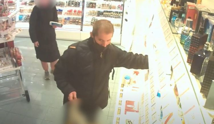 VIDEO: Policie hledá zloděje, který v olomouckých obchodech kradl drahé parfémy