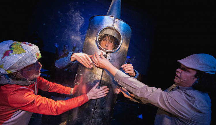 size3-16436442583045-139-size4-16399117031353-231-plzensti-divadelnici-predstavili-autorskou-hru-o-silicim-vlivu-konspiracnic