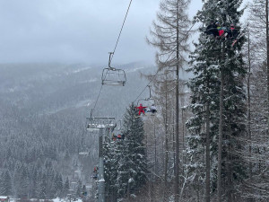 V Jeseníkách se zasekla lanovka se 130 lidmi. Zásah komplikoval ostrý vítr a sněžení