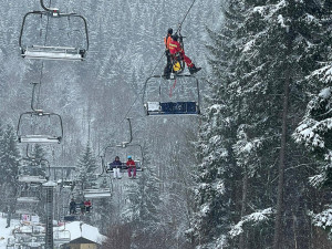 V Jeseníkách se zasekla lanovka se 130 lidmi. Zásah komplikoval ostrý vítr a sněžení