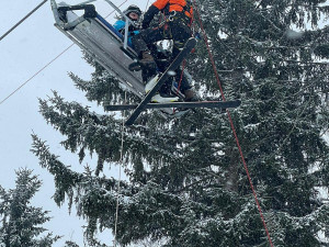 V Jeseníkách se zasekla lanovka se 130 lidmi. Zásah komplikoval ostrý vítr a sněžení