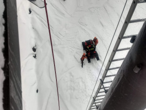 V Jeseníkách se zasekla lanovka se 130 lidmi. Zásah komplikoval ostrý vítr a sněžení