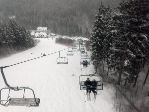 V Jeseníkách se zasekla lanovka se 130 lidmi. Zásah komplikoval ostrý vítr a sněžení