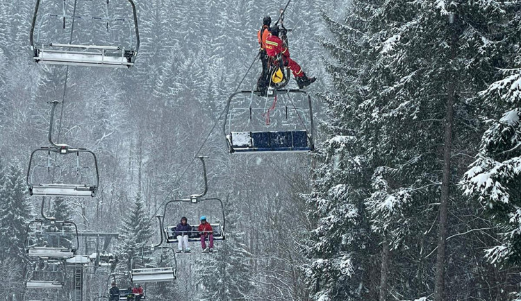 V Jeseníkách se zasekla lanovka se 130 lidmi. Zásah komplikoval ostrý vítr a sněžení