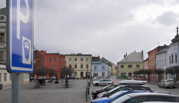 Uničov po čtyřech měsících zlevní parkování v centru města na polovinu