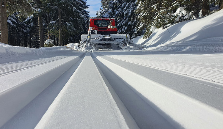 Skvělý přírodní sníh i porucha lanovky. Prodloužený víkend přilákal do Jeseníků tisíce lidí