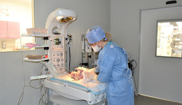 Prostějovská nemocnice pořídila dvě nová moderní lůžka pro novorozence