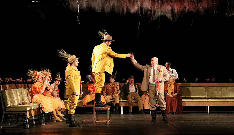 Snímek ze zkoušky inscenace Rok na vsi